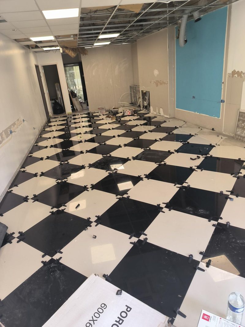 Pose carrelage damier local commercial Bordeaux