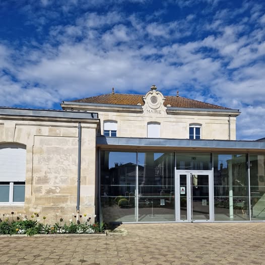 Mairie de Sainte-Hélène (33) rénovée — façade en pierre claire avec extension contemporaine vitrée
