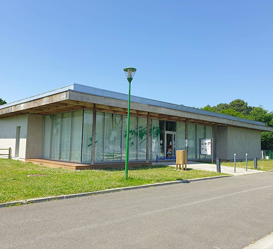 Médiathèque de Sainte-Hélène — bâtiment moderne à toit plat et bardage clair en bordure d'esplanade