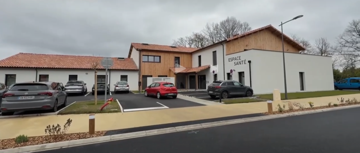 Espace Santé de Sainte-Hélène — bâtiment médical moderne avec parking et bardage clair