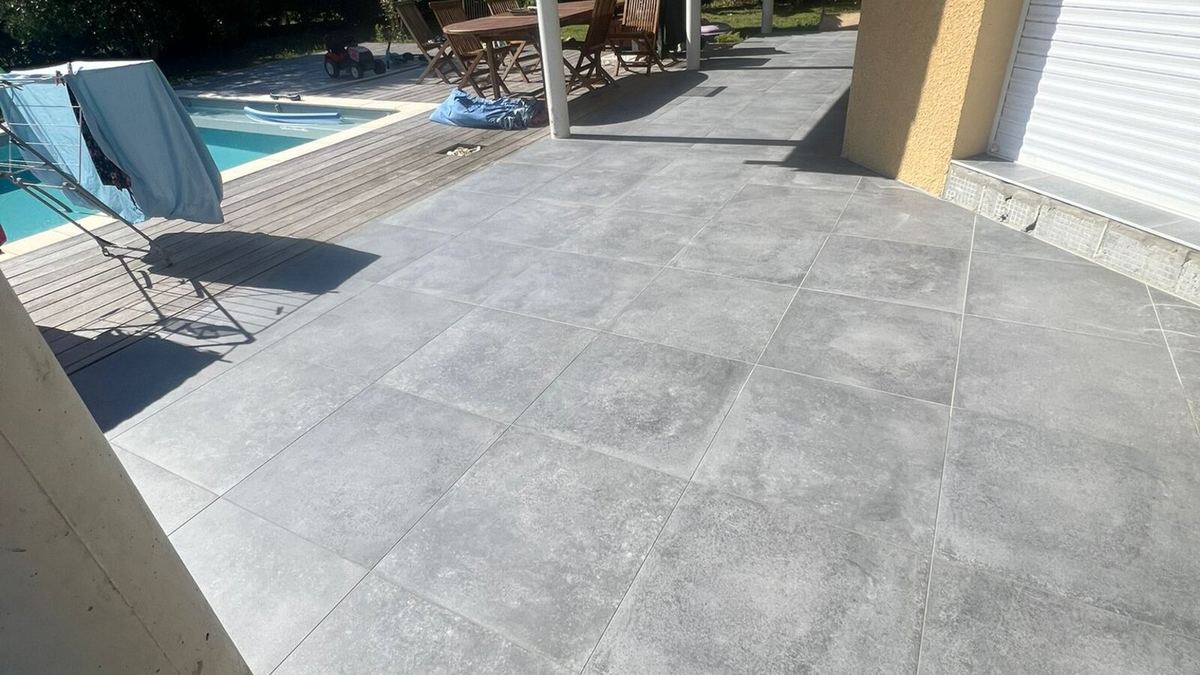 Terrasse carrelée autour piscine — réalisation MY RENOV en Gironde